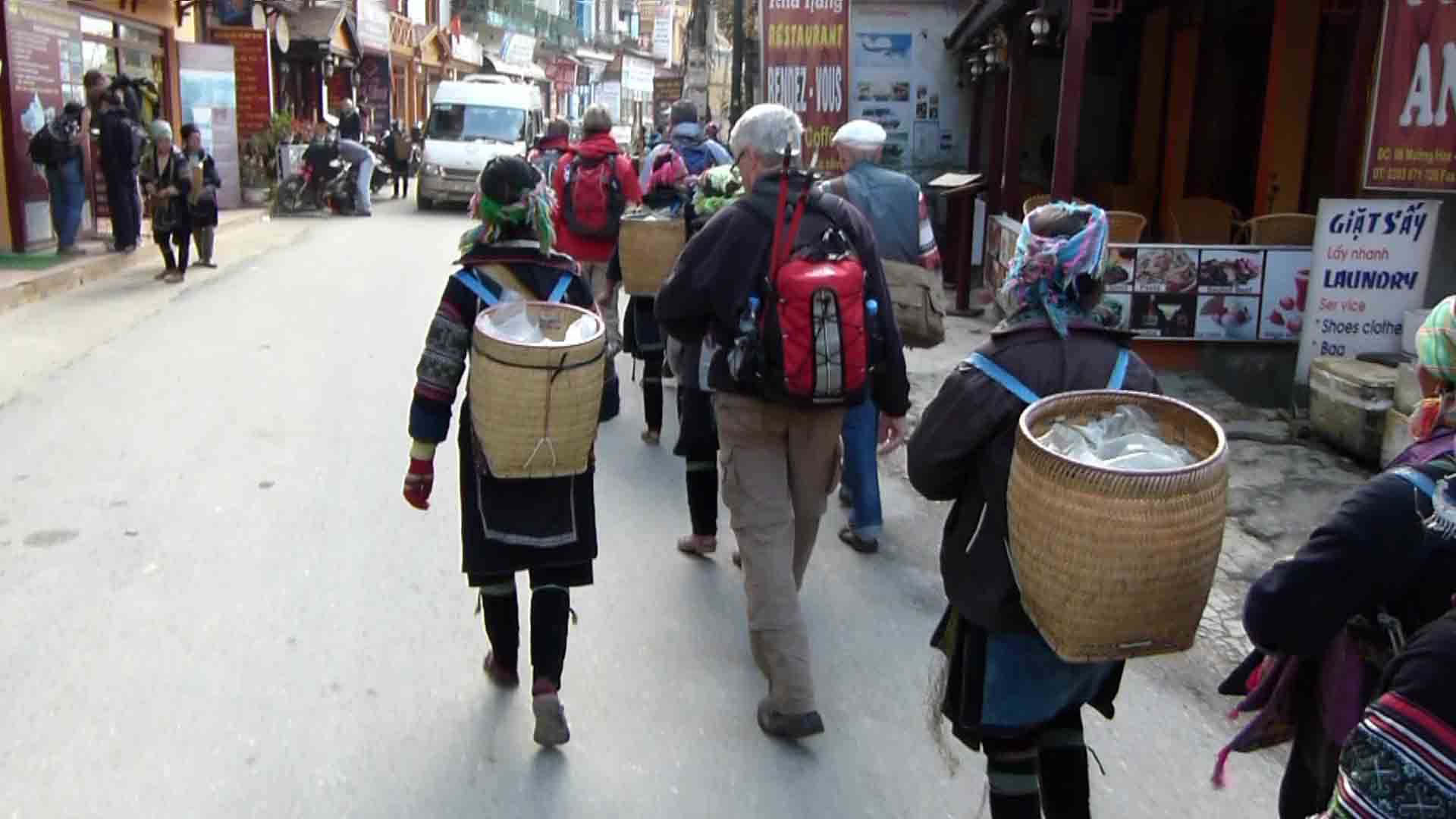 de groep vertrekt uit Sapa voor de trekking